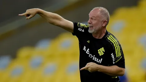 RIO DE JANEIRO, BRAZIL – APRIL 23: Mano Menezes, Head Coach of Internacional reacts during the match between Fluminense and Internacional as part of Brasileirao Series A 2022 at Maracana Stadium on April 23, 2022 in Rio de Janeiro, Brazil. (Photo by Alexandre Loureiro/Getty Images)