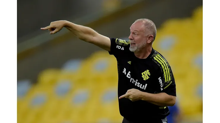 RIO DE JANEIRO, BRAZIL - APRIL 23: Mano Menezes, Head Coach of Internacional reacts during the match between Fluminense and Internacional as part of Brasileirao Series A 2022 at Maracana Stadium on April 23, 2022 in Rio de Janeiro, Brazil. (Photo by Alexandre Loureiro/Getty Images)