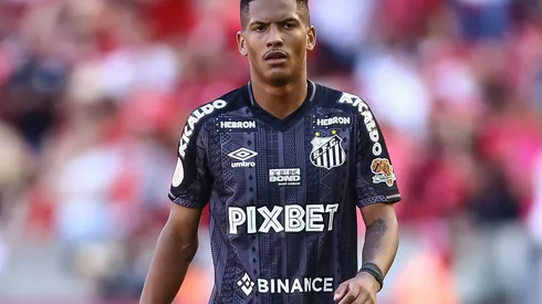 Foto: (Pedro H. Tesch/AGIF) – Ângelo tem ganhado sequência no Santos com Orlando Ribeiro