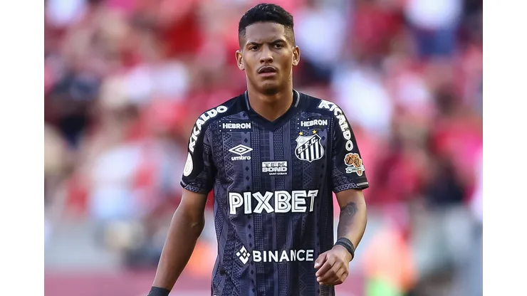 Foto: (Pedro H. Tesch/AGIF) - Ângelo tem ganhado sequência no Santos com Orlando Ribeiro