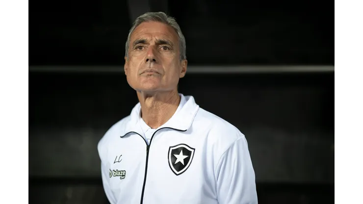 Foto: (Jorge Rodrigues/AGIF) - Luís Castro escreveu uma mensagem parabenizando Mané Garrincha, ídolo do Botafogo, que completaria 89 anos nesta terça (18)