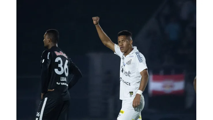 Foto: (Diogo Reis/AGIF) - Ângelo marcou um dos gols da vitória do Santos nesta segunda (17)