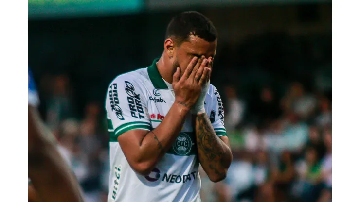 Foto: (Gabriel Machado/AGIF) - Thonny Anderson foi criticado pela torcida do Coritiba após cometer um erro crucial no clássico contra o Athletico