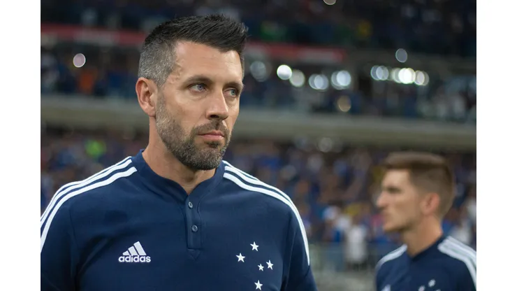 Foto: (Fernando Moreno/AGIF) - Paulo Pezzolano deve mexer na escalação do Cruzeiro para o jogo contra o Guarani