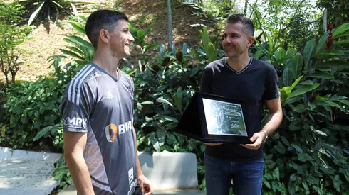 Foto: (Bruno Sousa/Atlético) – Nacho Fernández recebe a placa de 100 jogos pelo Atlético das mãos de Victor Bagy, gerente de futebol do Galo