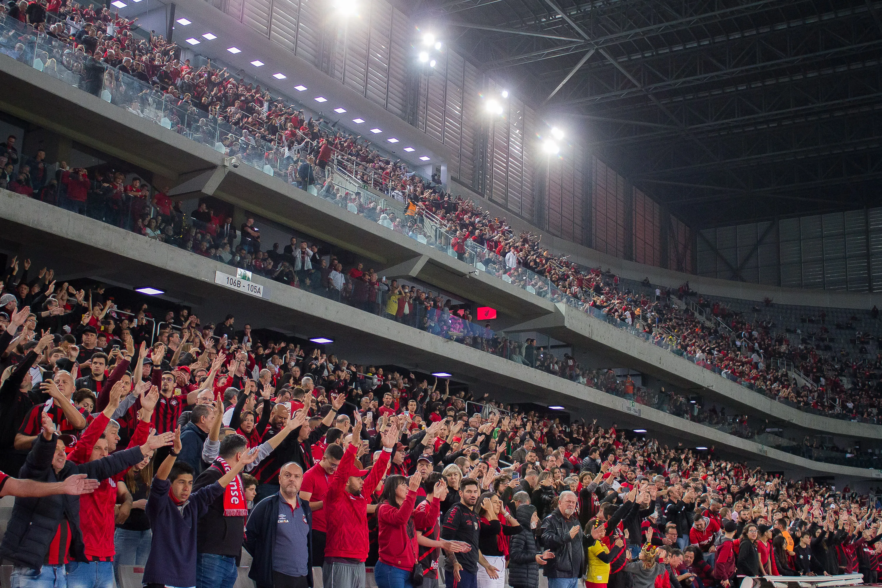 Foto: (Robson Mafra/AGIF) - A torcida do Athletico poderá assistir à final da Libertadores na Arena da Baixada