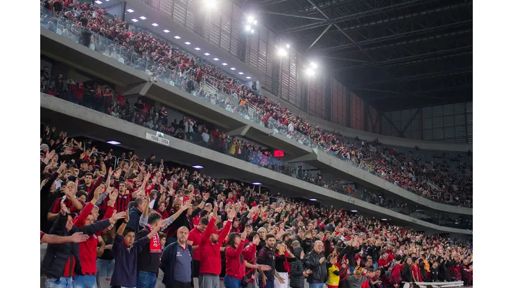 Foto: (Robson Mafra/AGIF) - A torcida do Athletico poderá assistir à final da Libertadores na Arena da Baixada