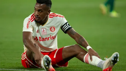 Foto: Gil Gomes/AGIF – Edenilson é um dos que não deve ficar.