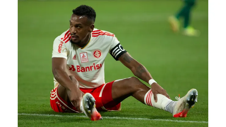 Foto: Gil Gomes/AGIF - Edenilson é um dos que não deve ficar.