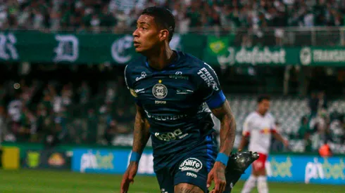 Foto: (Gabriel Machado/AGIF) – Alef Manga marcou um golaço na vitória do Coritiba neste domingo (9)
