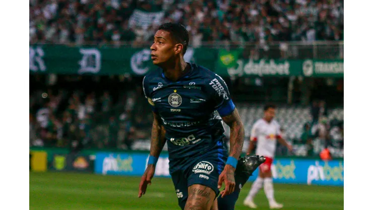 Foto: (Gabriel Machado/AGIF) - Alef Manga marcou um golaço na vitória do Coritiba neste domingo (9)