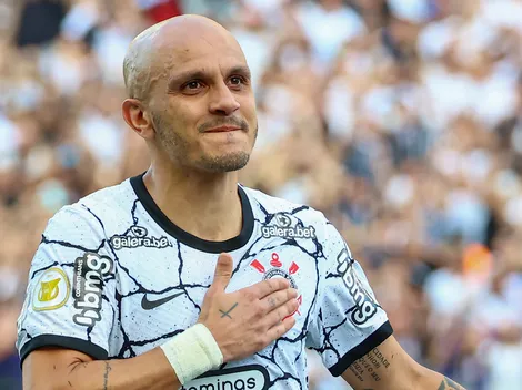 Fábio Santos joga junto com a Fiel e 'rasga elogios' para titular de VP no Corinthians 