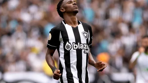 Foto: (Jorge Rodrigues/AGIF) – Jeffinho é baixa certa no Botafogo para a próxima rodada do Brasileirão