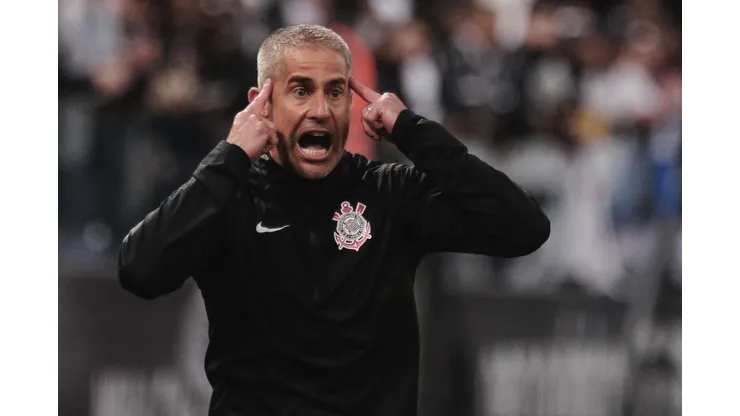 Foto: (Ettore Chiereguini/AGIF) - Sylvinho começou 2022 como técnico do Corinthians, mas acabou sendo substituído por Vítor Pereira