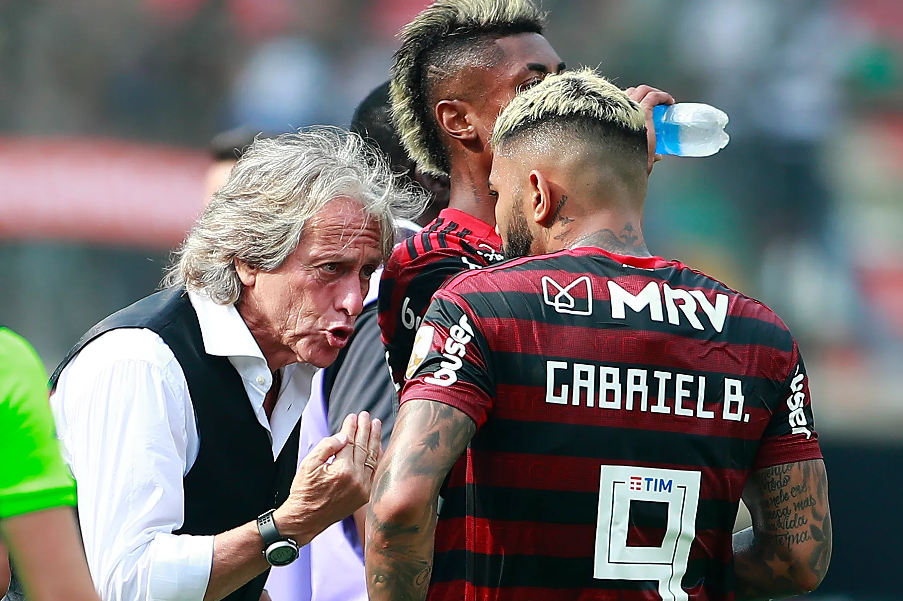 Gabigol recebendo orientações de Jorge Jesus em 2019 – Foto: Daniel Apuy/Getty Images