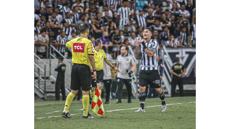 Foto: (Lucas Emanuel/AGIF) - Vina foi expulso por reclamação e irritou a torcida do Ceará nesta quarta (5)