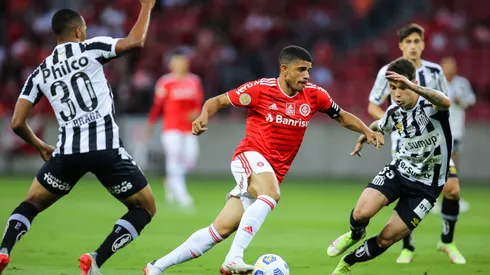 Foto: (Pedro H. Tesch/AGIF) – O Santos não vence o Internacional no Beira-Rio há mais de uma década
