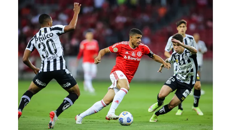 Foto: (Pedro H. Tesch/AGIF) - O Santos não vence o Internacional no Beira-Rio há mais de uma década