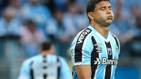 Foto: (Pedro H. Tesch/AGIF) – Elkeson não concordou com a anulação do gol do Grêmio nesta sexta (30)
