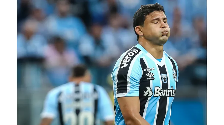 Foto: (Pedro H. Tesch/AGIF) - Elkeson não concordou com a anulação do gol do Grêmio nesta sexta (30)