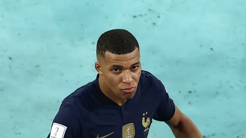 Foto: (Tim Nwachukwu/Getty Images) – Artilheiro da Copa do Mundo, Kylian Mbappé chamou a atenção dos internautas no treino da França desta terça (29)