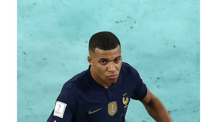 Foto: (Tim Nwachukwu/Getty Images) - Artilheiro da Copa do Mundo, Kylian Mbappé chamou a atenção dos internautas no treino da França desta terça (29)