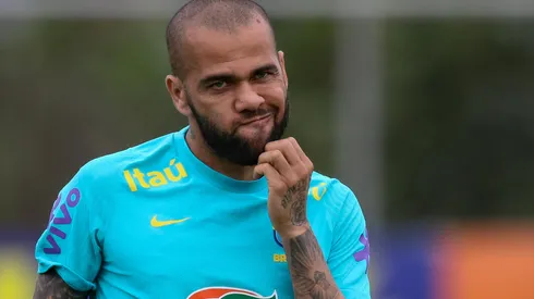 Foto: (Fernando Moreno/AGIF) – Daniel Alves deve ser um dos titulares da Seleção Brasileira para o jogo contra Camarões