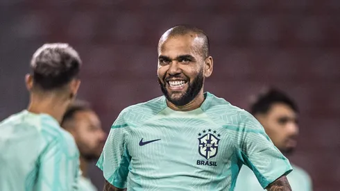 Foto: (Pedro Martins/AGIF) – A declaração de Daniel Alves sobre Mbappé dividiu a opinião dos torcedores da Seleção Brasileira