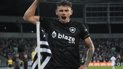 Foto: (Vítor Silva/Botafogo) – Tiquinho Soares deve ganhar um concorrente pela titularidade no Botafogo