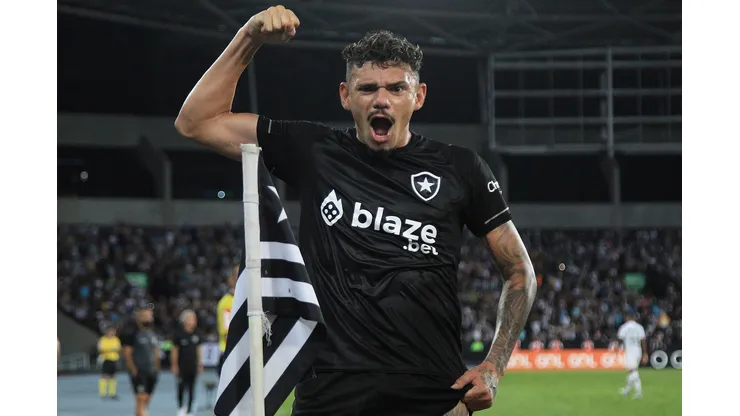 Foto: (Vítor Silva/Botafogo) - Tiquinho Soares deve ganhar um concorrente pela titularidade no Botafogo