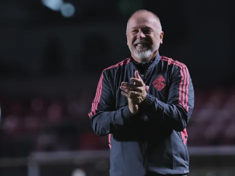 “R$ 520 mil, Inter ou Santos”; Mano Menezes diz sim para Colorado fechar com meio-campista 