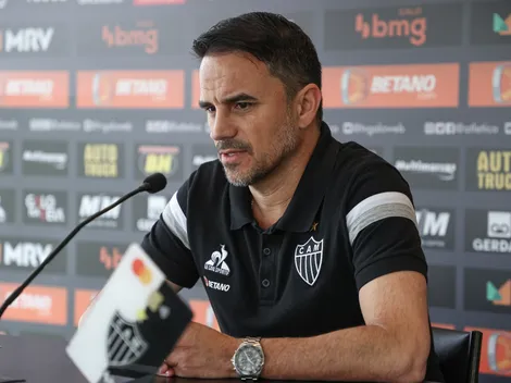 Caetano age rápido e tenta levar defensor do Athletico-PR ao Galo
