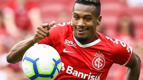Foto: Pedro H. Tesch/AGIF – Edenilson não deve permanecer em Porto Alegre.