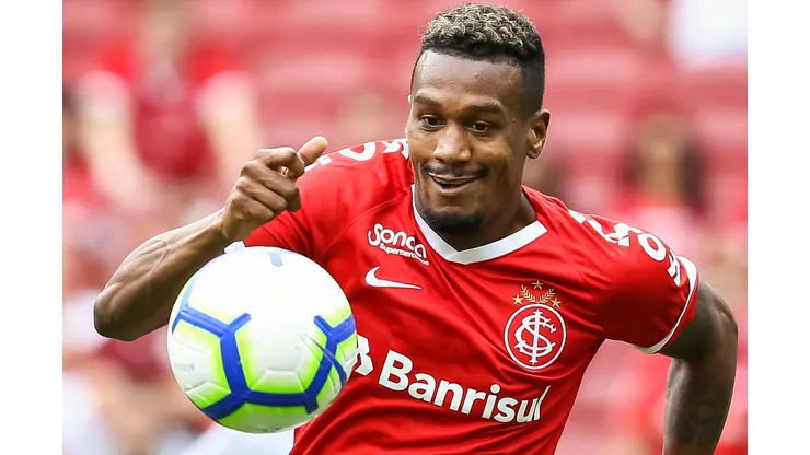 Foto: Pedro H. Tesch/AGIF - Edenilson não deve permanecer em Porto Alegre.