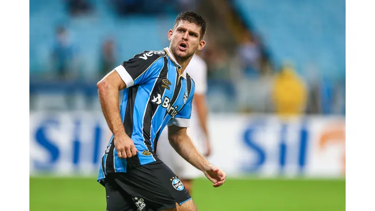 PORTO ALEGRE, BRAZIL - MAY 5: Walter Kannemann of Gremio celebrates their forth goal during the match between Gremio and Fluminense, as part of Brasileirao Series A 2019, at Arena do Gremio on May 5, 2019, in Porto Alegre, Brazil. (Photo by Lucas Uebel/Getty Images)