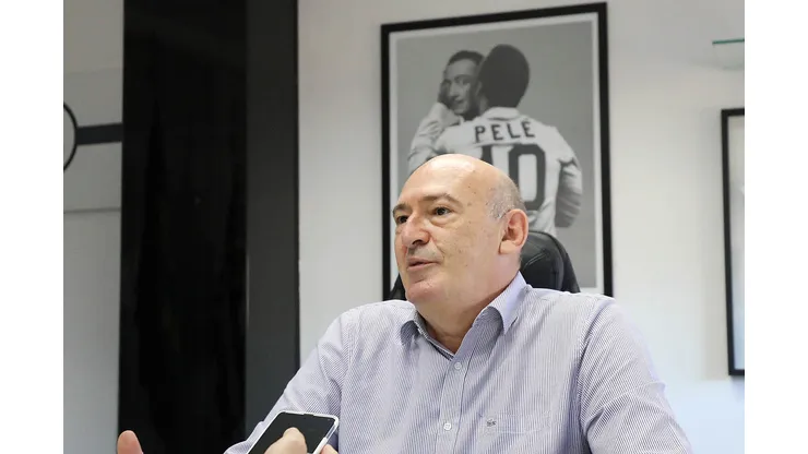 Foto: (Pedro Ernesto Guerra Azevedo/Santos FC) - Andres Rueda, presidente do Santos, deve tomar um 'chapéu' do Grêmio por um reforço que se destacou no Campeonato Argentino