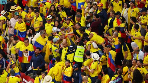 Foto: (Elsa/Getty Images) – Um torcedor do Equador se envolveu em polêmica com um catari nas arquibancadas do Al Bayt, estádio que recebeu a primeira partida da Copa do Mundo 2022