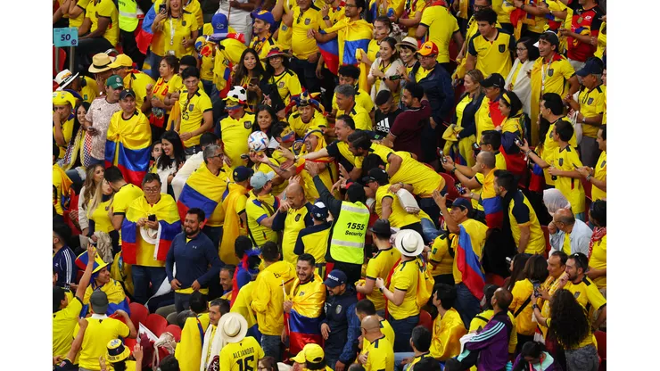 Foto: (Elsa/Getty Images) - Um torcedor do Equador se envolveu em polêmica com um catari nas arquibancadas do Al Bayt, estádio que recebeu a primeira partida da Copa do Mundo 2022