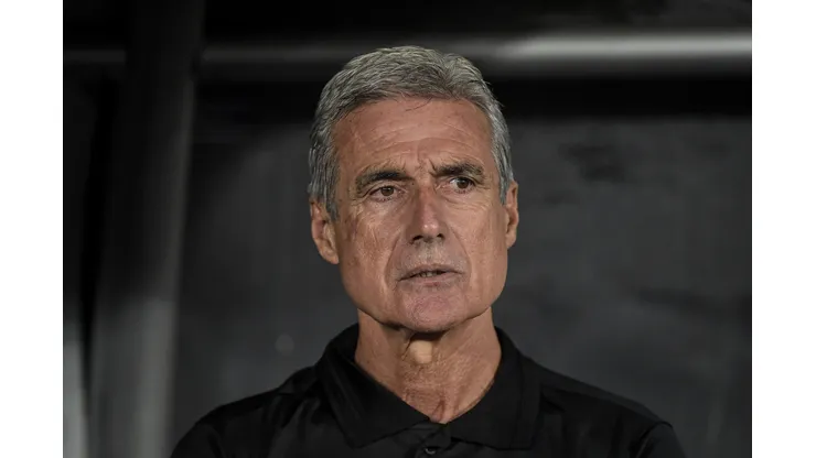 RJ - Rio de Janeiro - 10/11/2022 - BRASILEIRO A 2022, BOTAFOGO X SANTOS - Luis Castro tecnico do Botafogo durante partida contra o Santos no estadio Engenhao pelo campeonato Brasileiro A 2022. Foto: Thiago Ribeiro/AGIF
