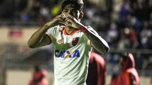 Foto: (Gabriel Machado/AGIF) – Lucas Paquetá segue acompanhando o Flamengo mesmo jogando na Inglaterra