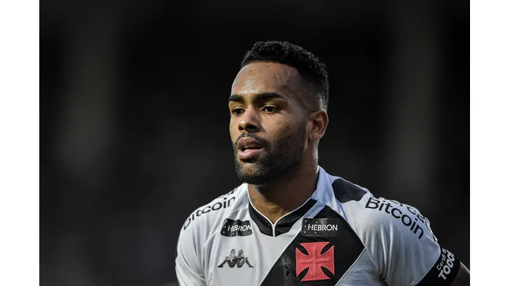 Foto: (Thiago Ribeiro/AGIF) - Alex Teixeira pode trocar o Vasco por um rival na Série A