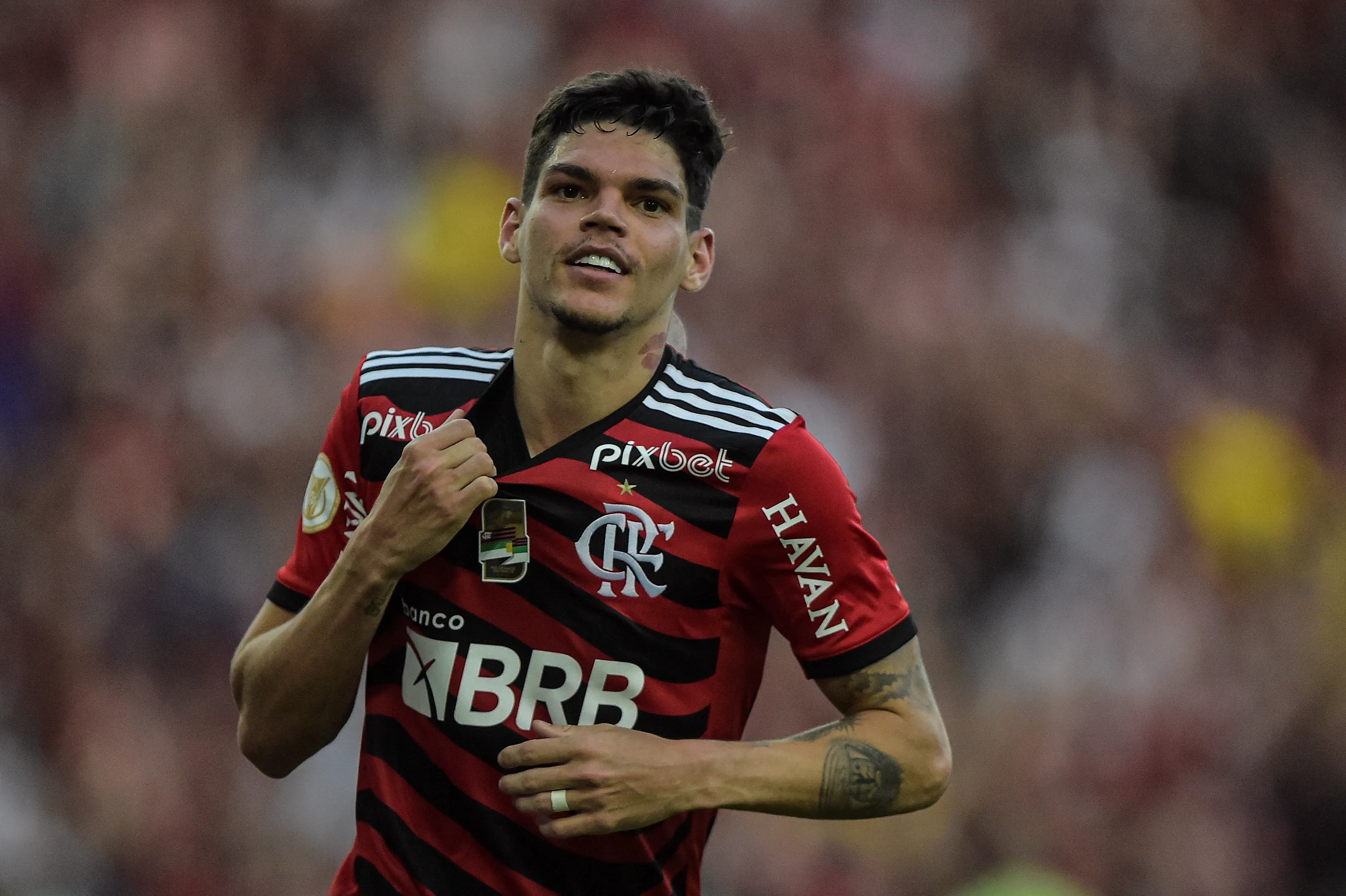 Ayrton Lucas comemora gol pelo Flamengo