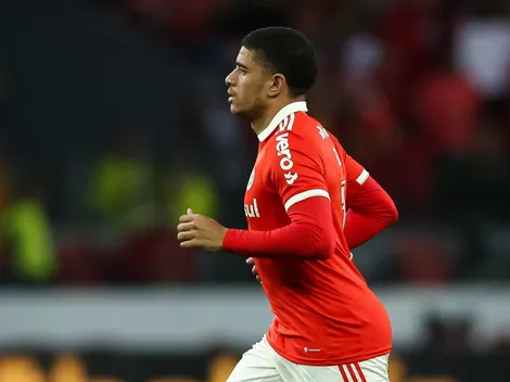Taison deixa a emoção tomar conta ao quebrar o silêncio sobre permanência no Inter