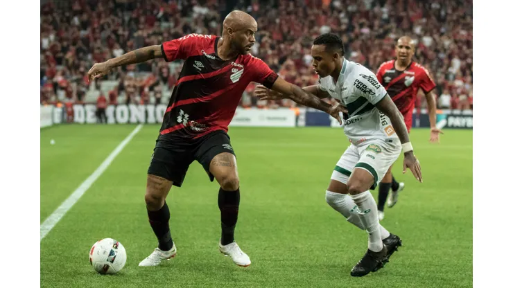 Foto: (Robson Mafra/AGIF) - Athletico e Coritiba se enfrentarão pela primeira vez em 2023 na 5ª rodada do Paranaense