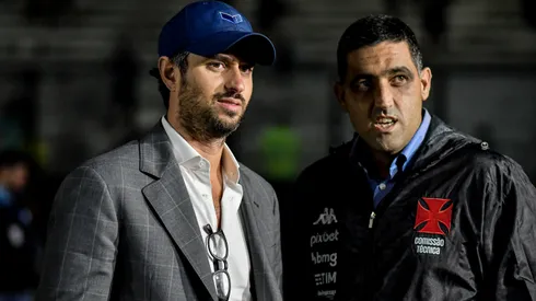 Foto: (Thiago Ribeiro/AGIF) – Josh Wander (à esquerda), executivo da 777 Partners, que comanda a SAF do Vasco, está de olho num defensor do Atlético