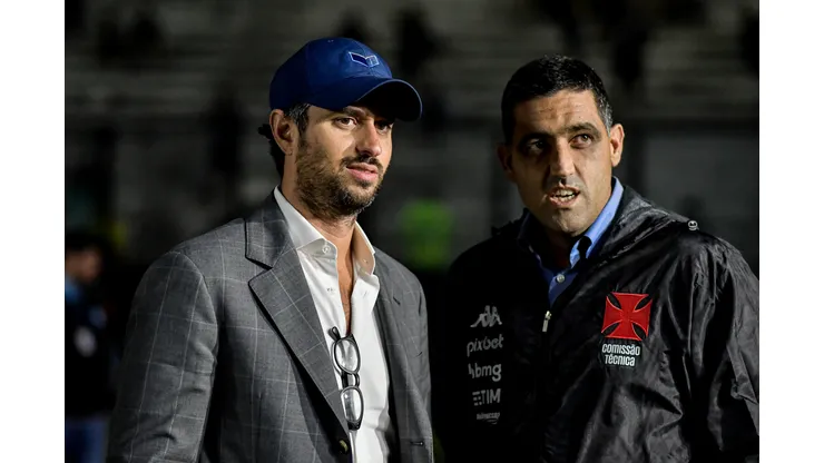 Foto: (Thiago Ribeiro/AGIF) - Josh Wander (à esquerda), executivo da 777 Partners, que comanda a SAF do Vasco, está de olho num defensor do Atlético