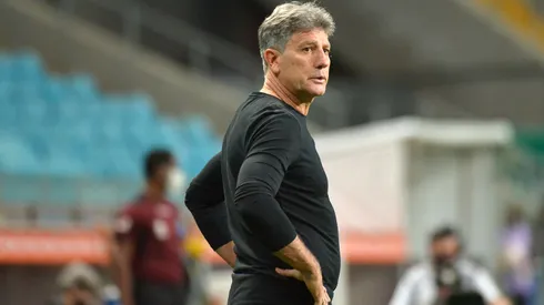 PORTO ALEGRE, BRAZIL – DECEMBER 03: Renato Portaluppi coach of Gremio looks on during a round of sixteen second leg match of Copa CONMEBOL Libertadores between Gremio and Guarani at Arena do Gremio on December 03, 2020 in Porto Alegre, Brazil. (Photo by Silvio Avila – Pool/Getty Images)