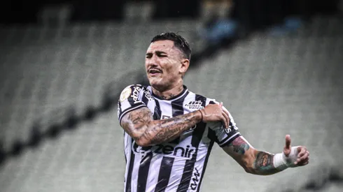 Foto: (Lucas Emanuel/AGIF) – Vina foi criticado pela torcida após o rebaixamento do Ceará