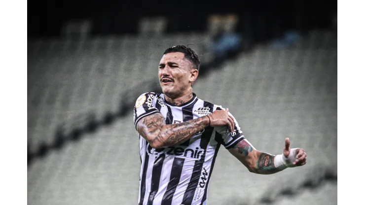 Foto: (Lucas Emanuel/AGIF) - Vina foi criticado pela torcida após o rebaixamento do Ceará