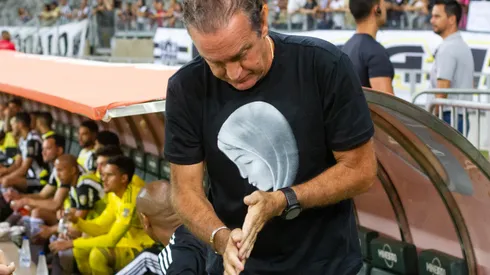 Foto: (Fernando Moreno/AGIF) – Cuca pode perder uma de suas opções defensivas no Atlético para um rival carioca